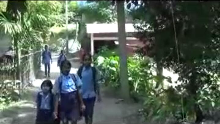 বিদ্যুৎ বিভাগৰ গাফিলতিঃ বিদ্যুৎ পৰিবাহী তাঁৰ ছিগি পৰি থাকিল বিদ্যালয়ৰ সন্মুখত