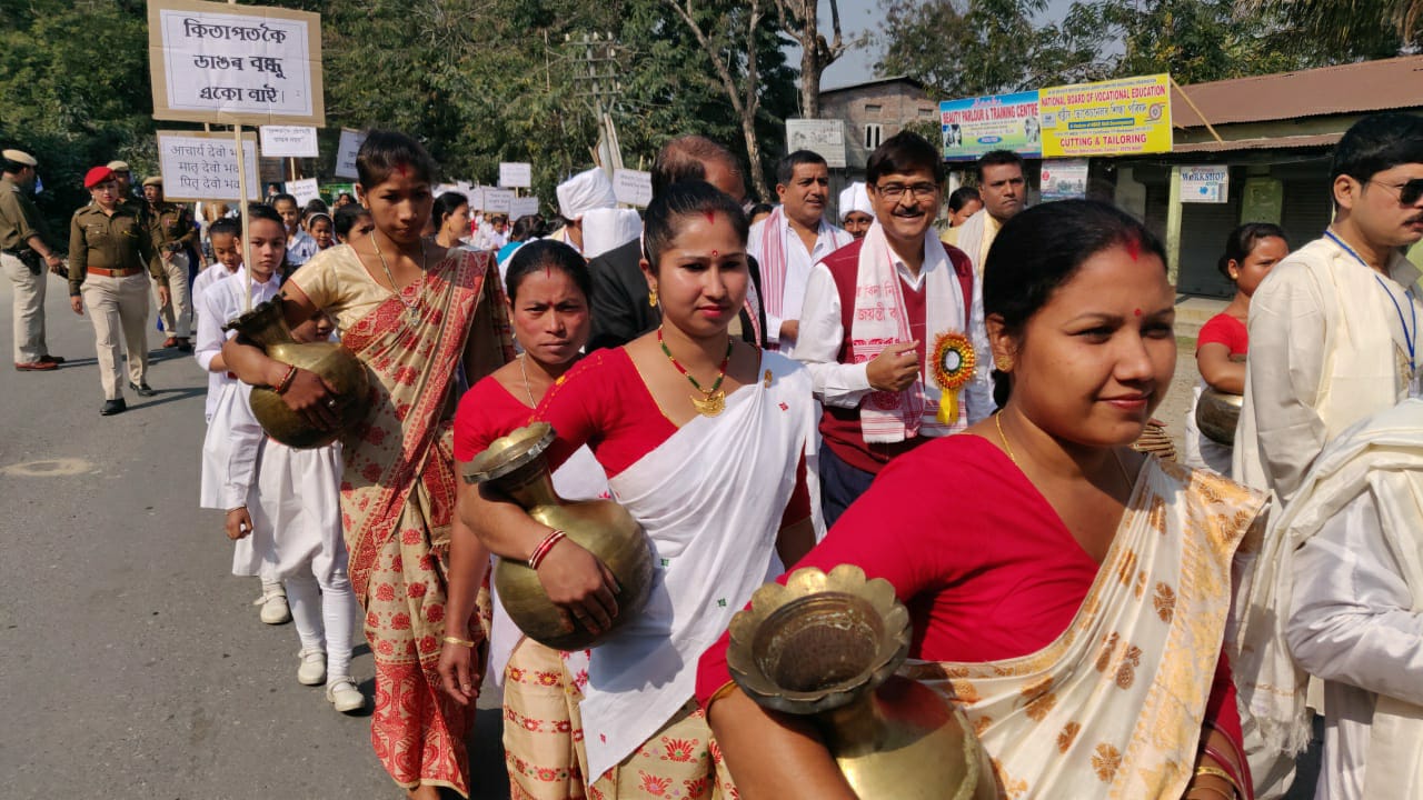 তামুলপুৰ শংকৰদেৱ বিদ্যা নিকেতনৰ ৰূপালী জয়ন্তীৰ সাংস্কৃতিক শোভাযাত্ৰাই মুহিলে ৰাইজক