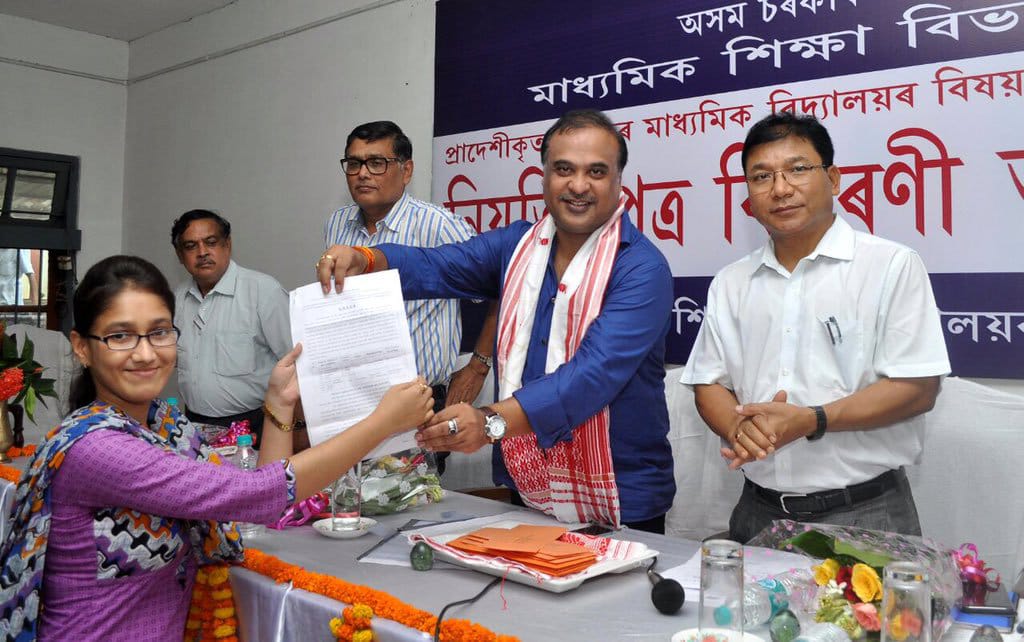 চাকৰিৰ পৰা বঞ্চিত টে'ট উত্তীৰ্ণক শীঘ্ৰে নিযুক্তিৰ নিৰ্দেশ গুৱাহাটী হাইকোৰ্টৰ