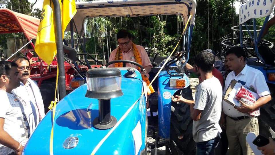 গহপুৰত ট্ৰেক্টৰ বিতৰণ