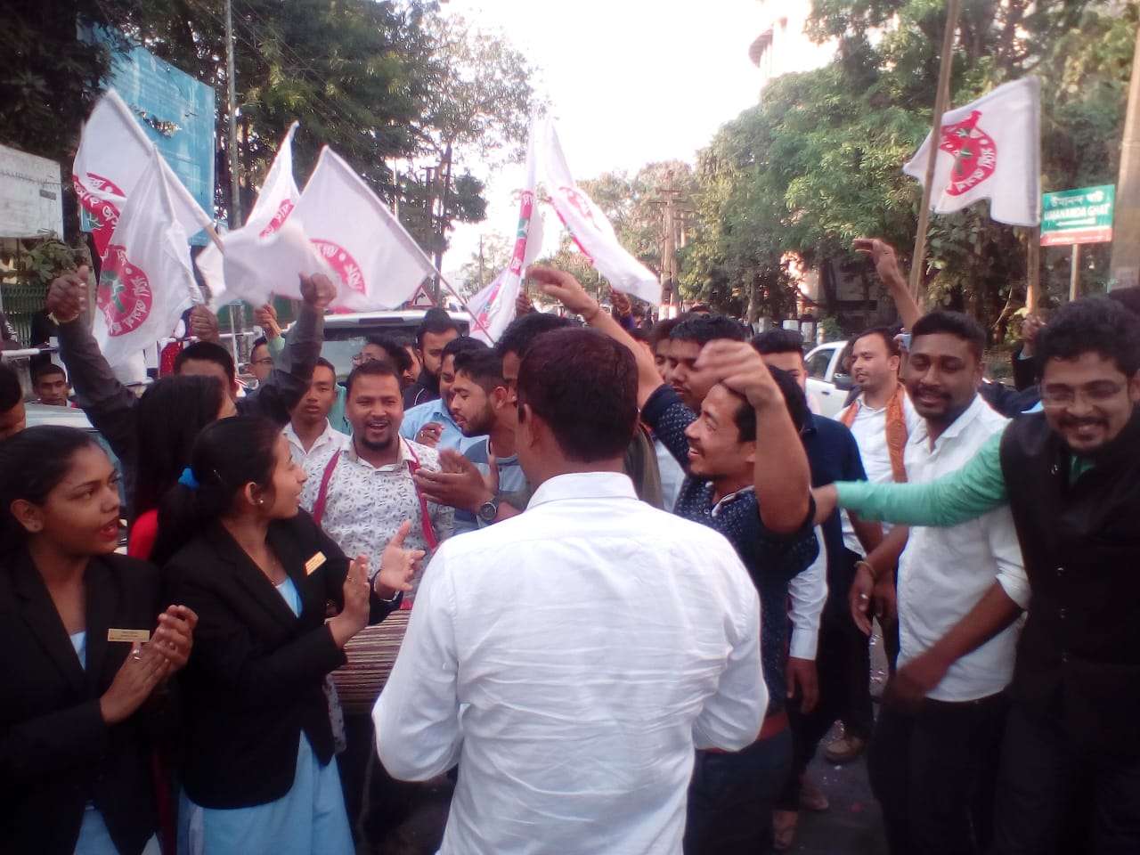 আছুৰ কেন্দ্ৰীয় কাৰ্যালয়ত বিজয় উৎসৱ : বিধেয়কৰ বিৰোধিতা কৰা সকলোকে ধন্যবাদ আছুৰ