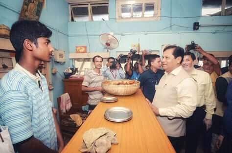 বিৰল দৃশ্য : বিধানসভাৰ কেণ্টিনত শাসক-বিৰোধীৰ সৈতে মুখ্য মন্ত্ৰীৰ চাহমেল