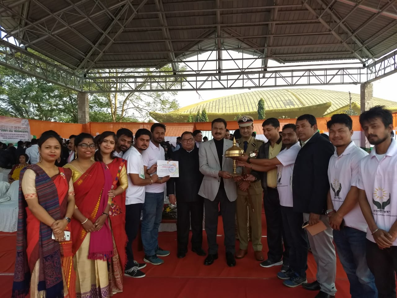 ৰঙিয়াৰ১'প্ৰভাতী১কিৰণ'লৈ১কামৰূপ১৫গ্ৰা:১জিলা১প্ৰশাসনৰ১শ্ৰেষ্ঠ১স্বেচ্ছাসেৱী১অনুষ্ঠানৰ১বঁটা