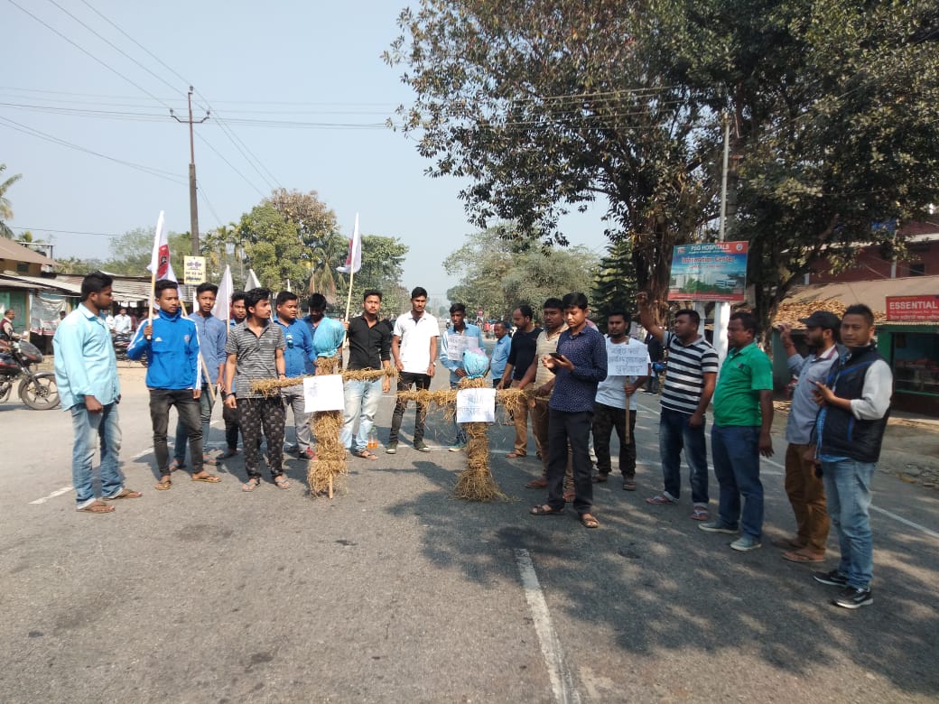 বইটামাৰীত মুখ্য মন্ত্ৰী-বিজেপি সভাপতিৰ প্ৰতিকৃতি দাহ আছুৰ