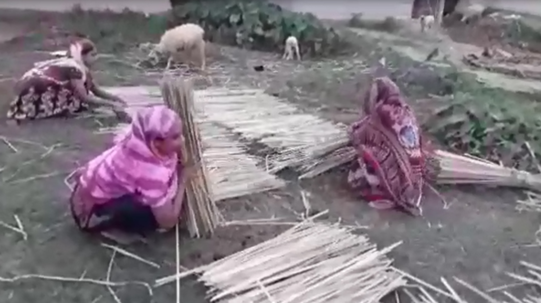 কঠ বনাই জীৱন নিৰ্বাহ কৰা এজাক দুৰ্ভগীয়া মানুহৰ জীৱন গাথা