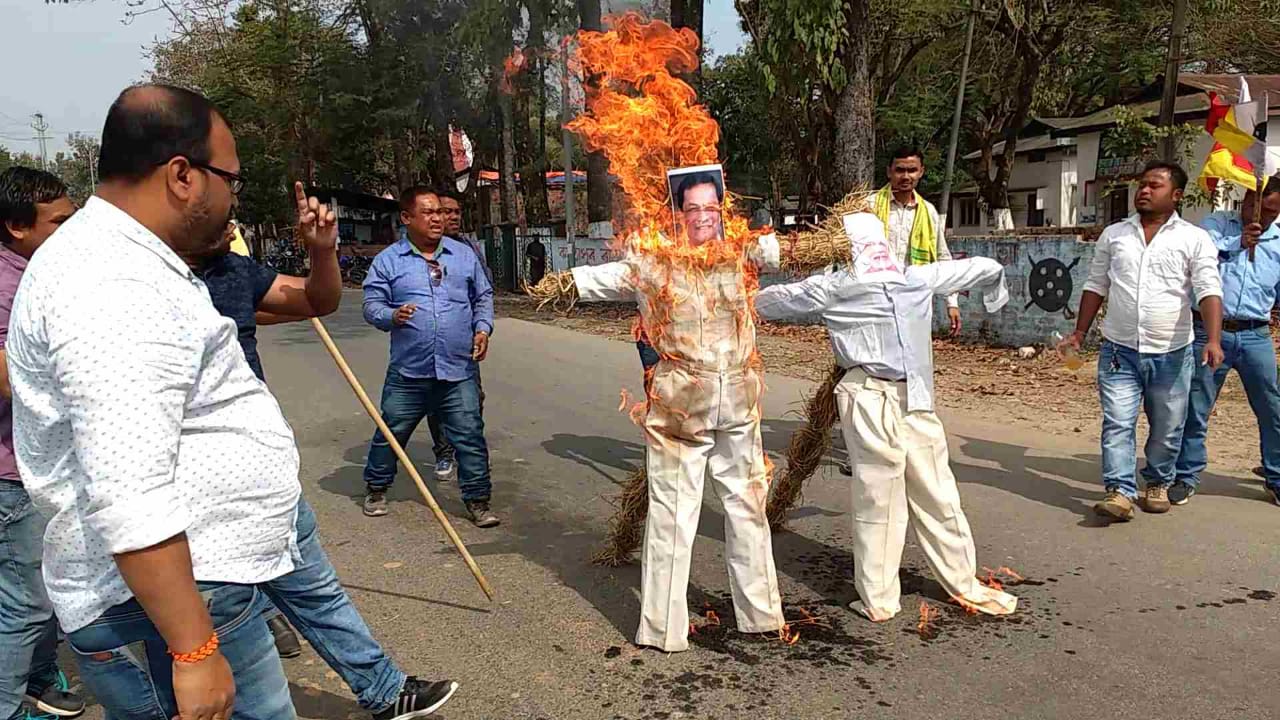 জনজাতিকৰণৰ ক্ষেত্ৰত বিজেপি চৰকাৰৰ প্ৰতাৰণা : বঙাইগাঁৱত প্ৰধান মন্ত্ৰী-মুখ্য মন্ত্ৰীৰ পুত্তলিকা দাহ আক্ৰাছুৰ 