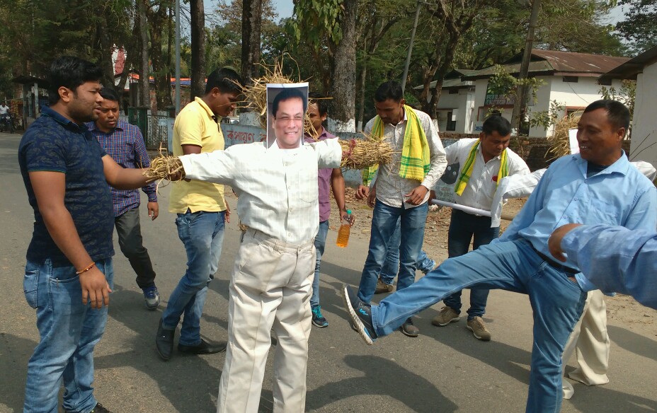 জনজাতিকৰণৰ ক্ষেত্ৰত বিজেপি চৰকাৰৰ প্ৰতাৰণা : বঙাইগাঁৱত প্ৰধান মন্ত্ৰী-মুখ্য মন্ত্ৰীৰ পুত্তলিকা দাহ আক্ৰাছুৰ 