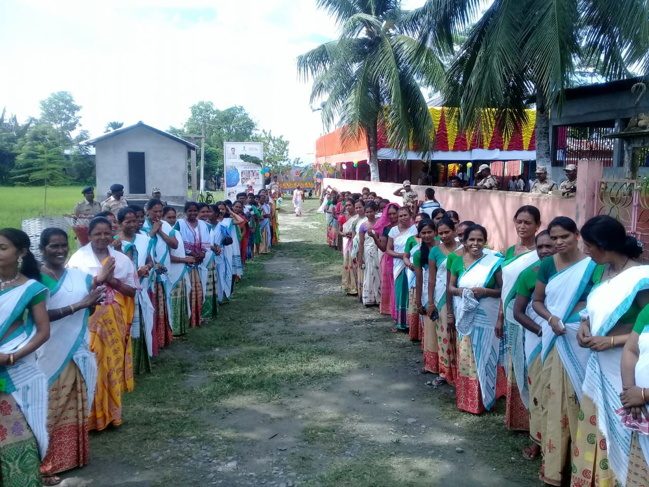 দৰঙৰ স্বচ্ছ গাঁও হালধালৈ ৰিহণ দৈমাৰীৰ ১ লাখ টকাৰ অনুদান