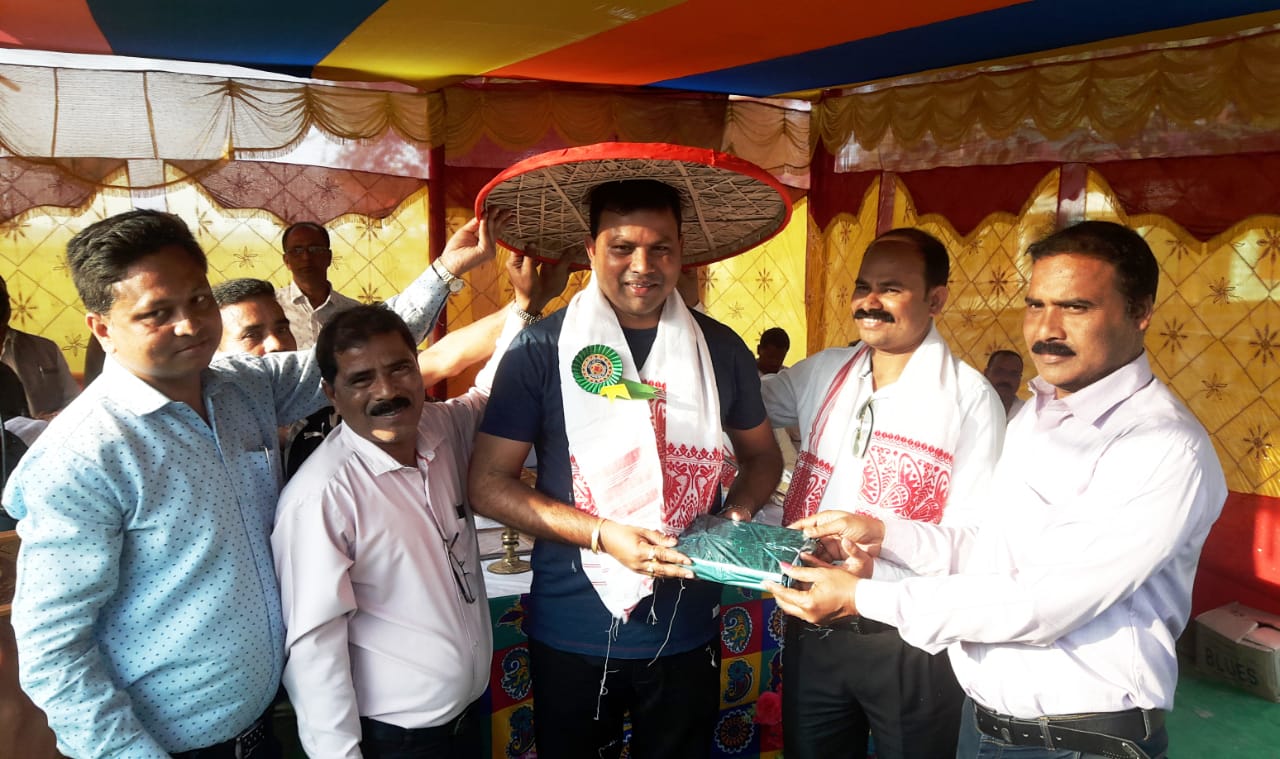 সৰ্থেবাৰী১আৰক্ষী১থানাৰ১সুদক্ষ১আৰক্ষী১বিষয়া১ৰূপম১হাজৰিকাক১সম্বৰ্ধনা