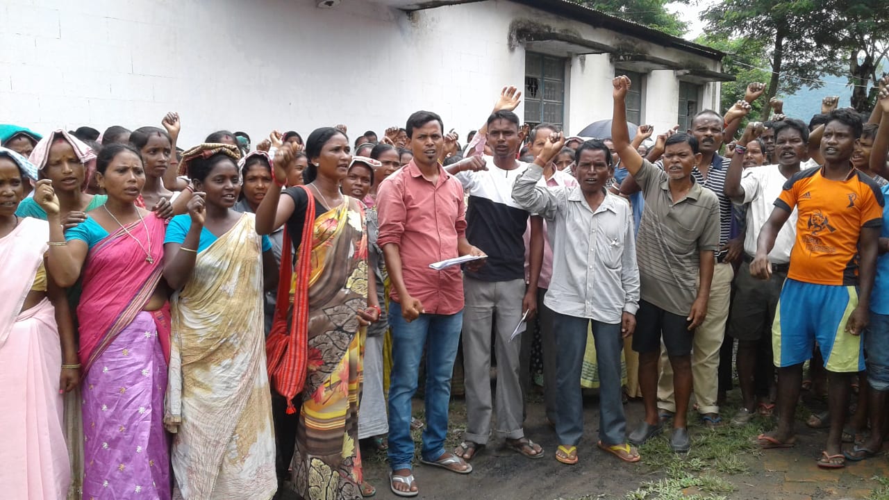 কলিয়াবৰত শ্ৰমিকৰ ন্যায্য মজুৰিৰ দাবীত উত্তাল প্ৰতিবাদ