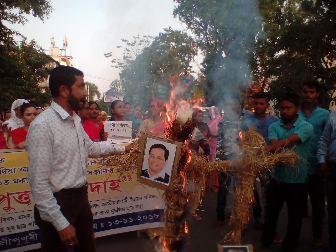 যৌন নিৰ্যাতনৰ অভিযোগত অভিযুক্ত মুকেশ আগৰৱালাক শাস্তিৰ দাবীত দীঘলীপুৰীপাৰত প্ৰতিবাদ