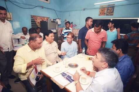 বিৰল দৃশ্য : বিধানসভাৰ কেণ্টিনত শাসক-বিৰোধীৰ সৈতে মুখ্য মন্ত্ৰীৰ চাহমেল