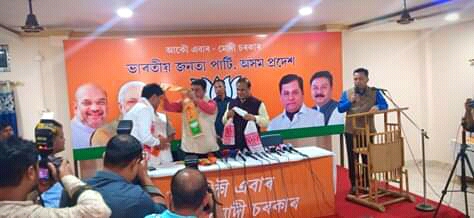 জাতীয়তাবাদৰ পোছাক সলাই আজি গেৰুৱা বসন পিন্ধিলে টাই-আহোম নেতা অশ্বিনী চুতীয়াই