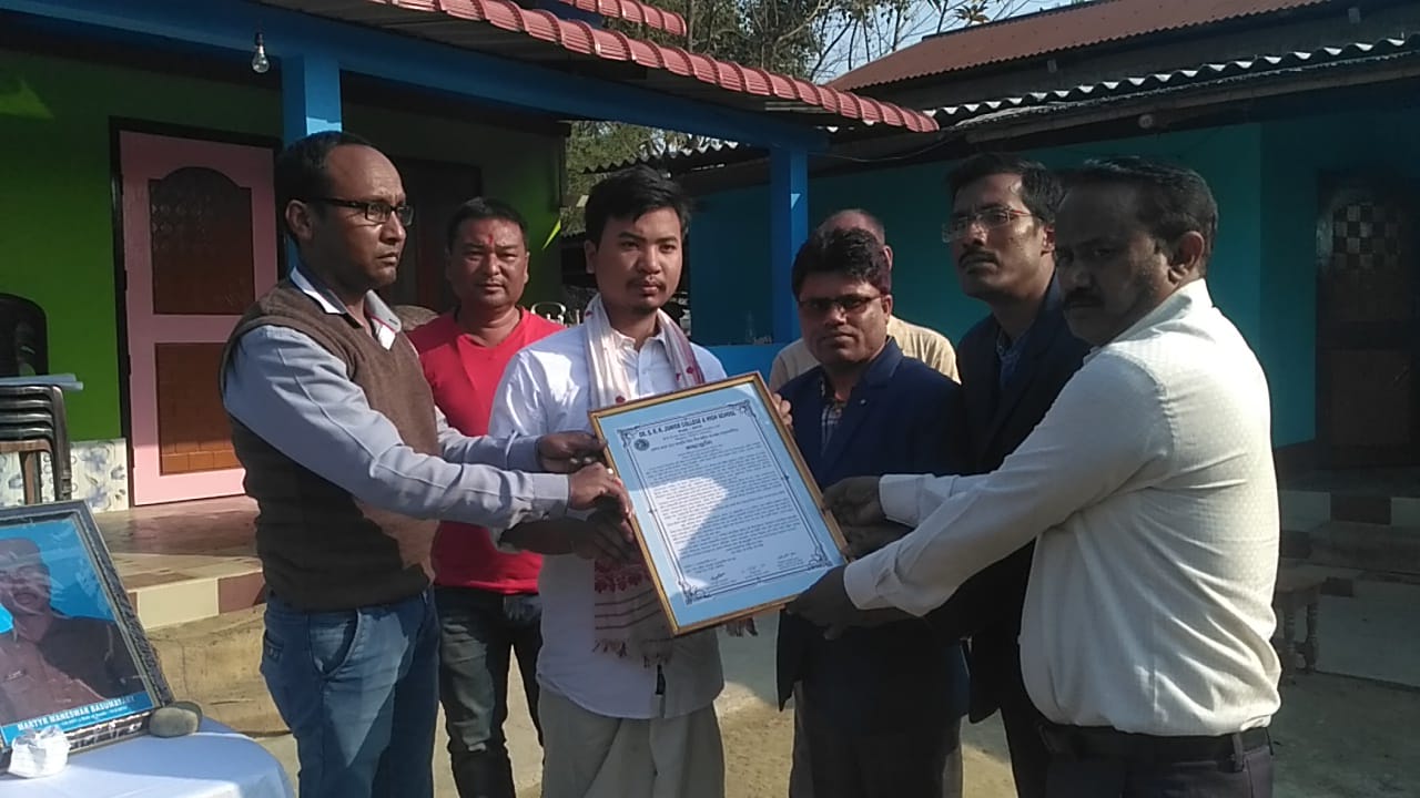 ছহিদ মনশ্বেৰ বসুমতাৰীৰ পৰিয়াললৈ নগাঁৱৰ এছআৰকে জুনিয়ৰ কলেজৰ ৫০ হাজাৰ টকাৰ আৰ্থিক সাহায্য
