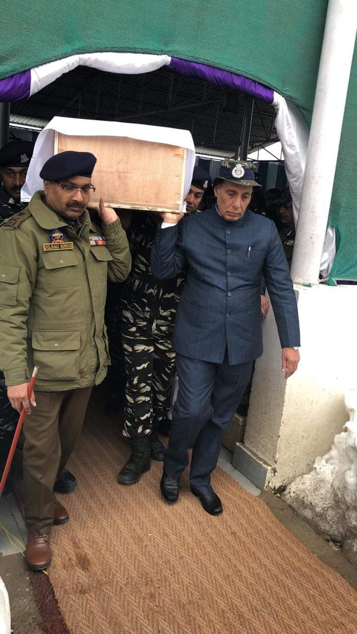 বিৰল দৃশ্য! গৃহমন্ত্ৰীয়ে কান্ধত ল'লে ছহিদ জোৱানৰ মৃতদেহ