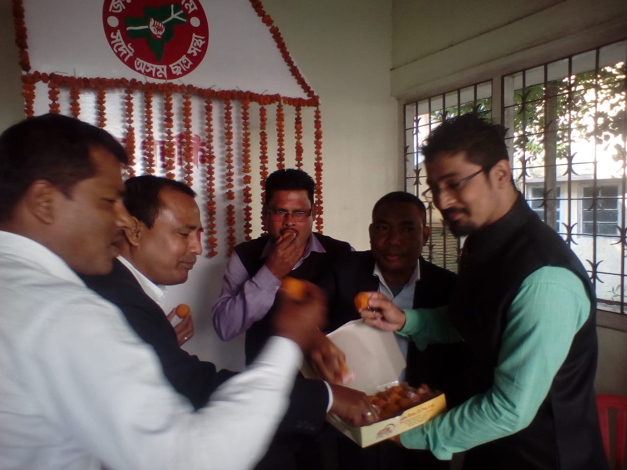 আছুৰ কেন্দ্ৰীয় কাৰ্যালয়ত বিজয় উৎসৱ : বিধেয়কৰ বিৰোধিতা কৰা সকলোকে ধন্যবাদ আছুৰ