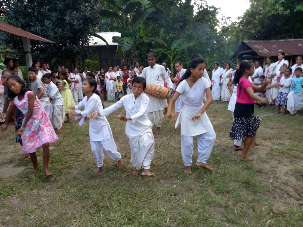 মাজুলীত মাধৱদেৱৰ তিৰোভাৱ তিথিত মিচিং ভাষাত পৰিবেশন কৰিলে বৰগীত