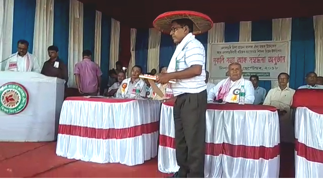 ওদালগুৰিত প্ৰাক্তন আলফা ঐক‍্যমঞ্চৰ কৃতী শিক্ষকক সম্বৰ্ধনা