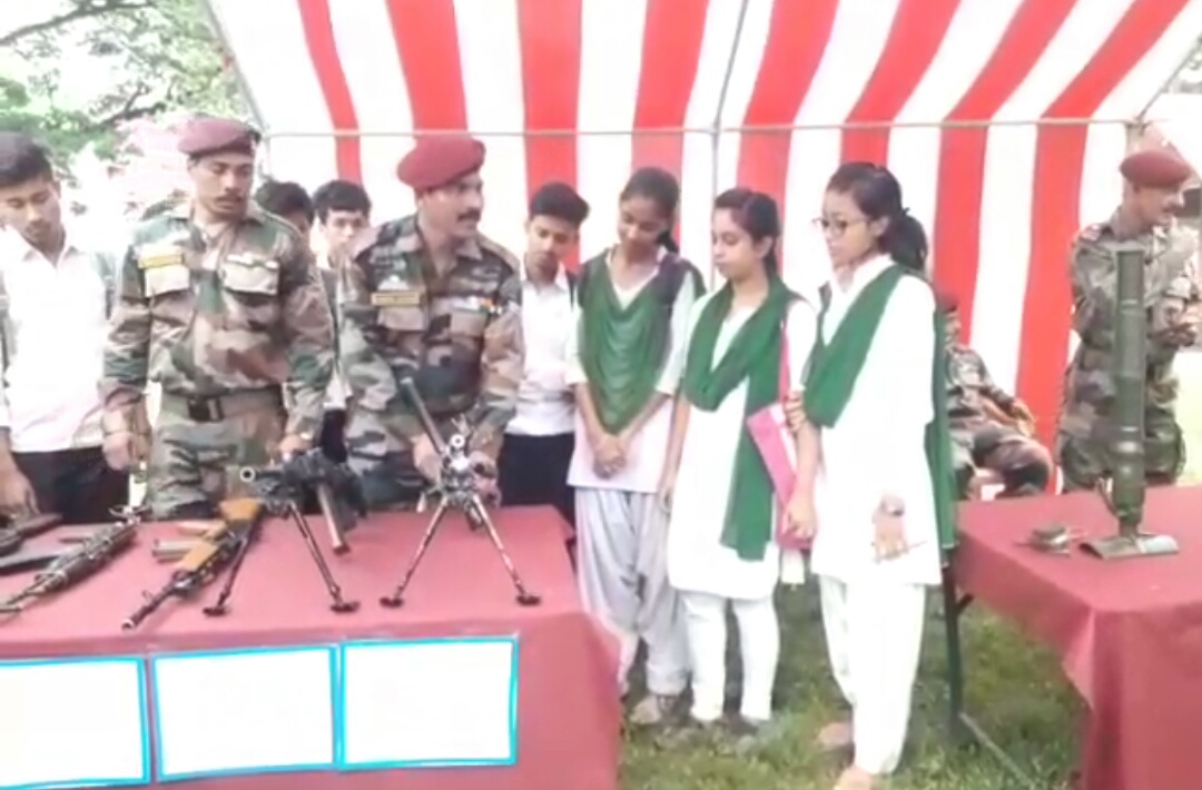সোণাৰিৰ মহাবিদ‍্যালয়ত পৰাক্ৰম দিৱস : ভাৰতীয় সেনাৰ অস্ত্ৰ প্ৰদৰ্শন