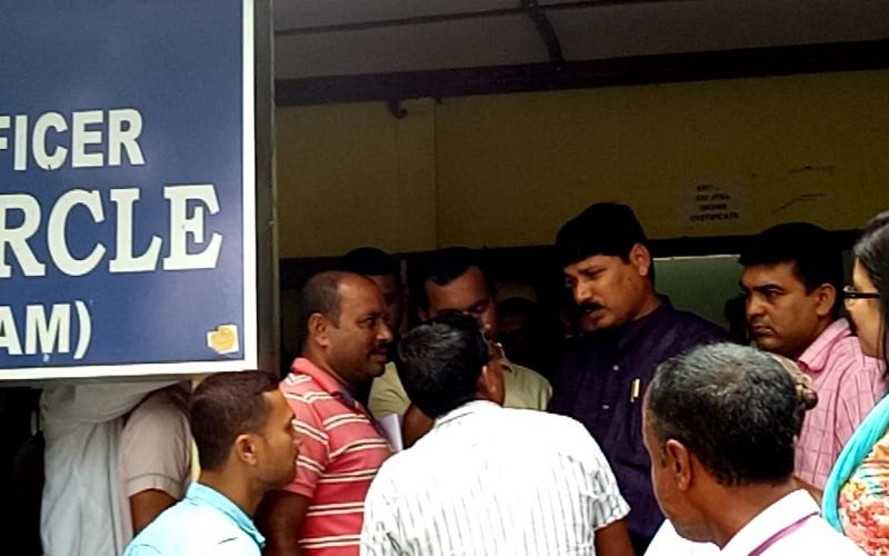 হাজোৰ ৰাজহ চক্ৰ বিষয়াৰ কাৰ্য্যালয়ত আকস্মিক পৰিদৰ্শন ৰাজহমন্ত্ৰীৰ