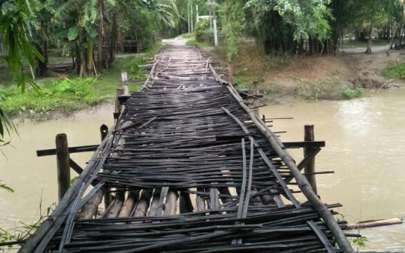 কলাইগাঁৱত বিধ্বস্ত বাঁহৰ দলঙেৰে বিপদসংকুল যাতায়াত
