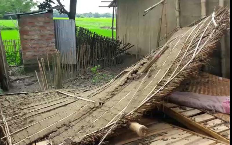 তামুলপুৰত প্ৰৱল ধুমুহাত গৃহহাৰা ৫ পৰিয়াল