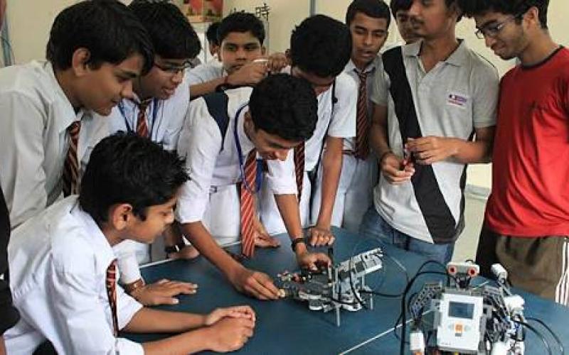 বহু ইঞ্জিনীয়াৰিং কলেজ বন্ধ হৈছে ভাৰতত