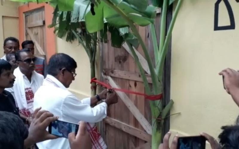 শুকান মাছৰ গুদামকে পি এম এ ৱাই আৱাসৰ নামত উদ্বোধন কৰিলে ৰহাৰ বিধায়কে
