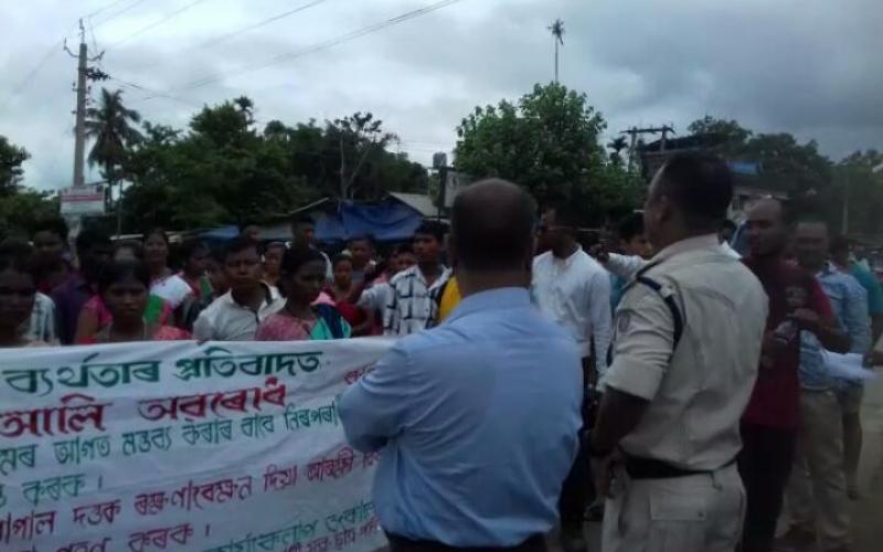 বিতৰ্কিত আৰক্ষী বিষয়াৰ স্বেচ্ছাচাৰিতাৰ বিৰুদ্ধে ধোদৰ আলি অৱৰোধ