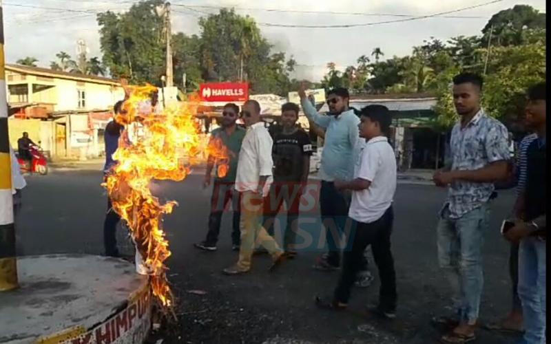 নাৰায়ণপুৰত ৰঞ্জিত দাসৰ প্ৰতিকৃতি দাহ যুৱ-ছাত্ৰ পৰিষদৰ