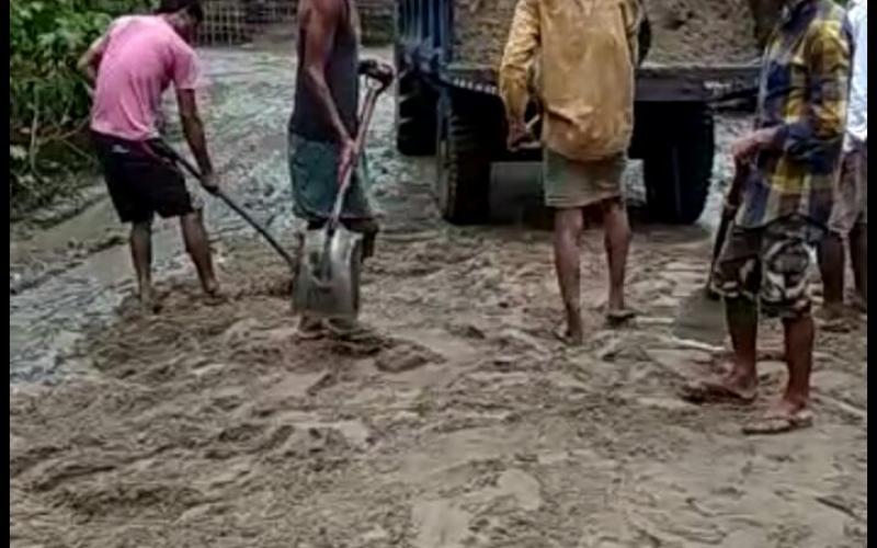লখিমপুৰত১গাঁও১উন্নয়ন১সমিতিয়ে১মেৰামতি১কৰিলে১পথ