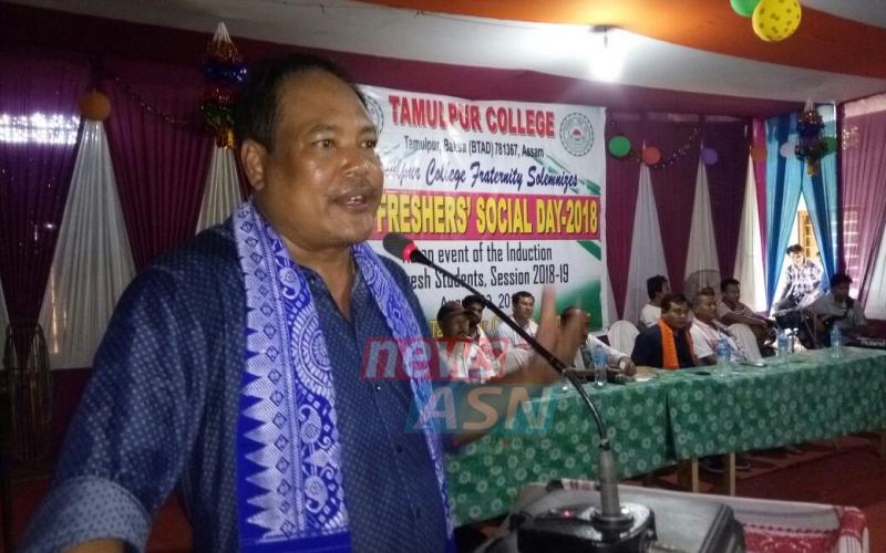 তামুলপুৰ মহাবিদ্যালয়ৰ নৱাগত আদৰণী সভাত বিশ্বজিৎ দৈমাৰী 'স্কুলীয়া কিম্বা কলেজীয়া সময়খিনিয়েই ছাত্র-ছাত্ৰীসকলৰ জীৱন গঢ়াৰ উপযুক্ত সময় । এই সময়খিনি ছাত্র-ছাত্ৰীসকলে অবাবত খৰচ নকৰি অধ্যয়নত মনোনিবেশ কৰিব লাগিব ।' -এই ভাষ্য ৰাজ্যসভাৰ সাংসদ বিশ্বজিৎ দৈমাৰীৰ । তামুলপুৰ মহাবিদ্যালয়ৰ বৃহস্পতিবাৰে অনুষ্ঠিত নৱাগত আদৰণী সভাত উপস্থিত থাকি দৈমাৰীয়ে এই মন্তব্য আগবঢ়ায় । ভাষণ প্ৰসঙ্গত তেওঁ নৱাগত আদৰণী সভাৰ দিনটো প্ৰতিগৰাকী ছাত্র-ছাত্ৰীৰ ঐতিহাসিক দিন বুলি অভিহিত কৰি কয় যে নতুনকৈ নামভৰ্তি কৰা ছাত্র-ছাত্ৰীসকলে অগ্ৰজসকলৰ পৰা শি