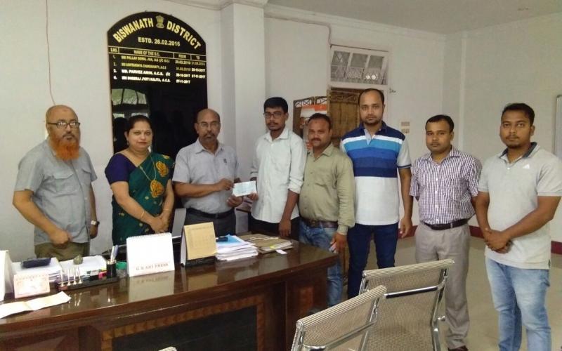 বিশ্বনাথৰ সাংবাদিক ভূচিত্ৰ দাধৰাক ১ লাখ টকাৰ চেক প্ৰদান