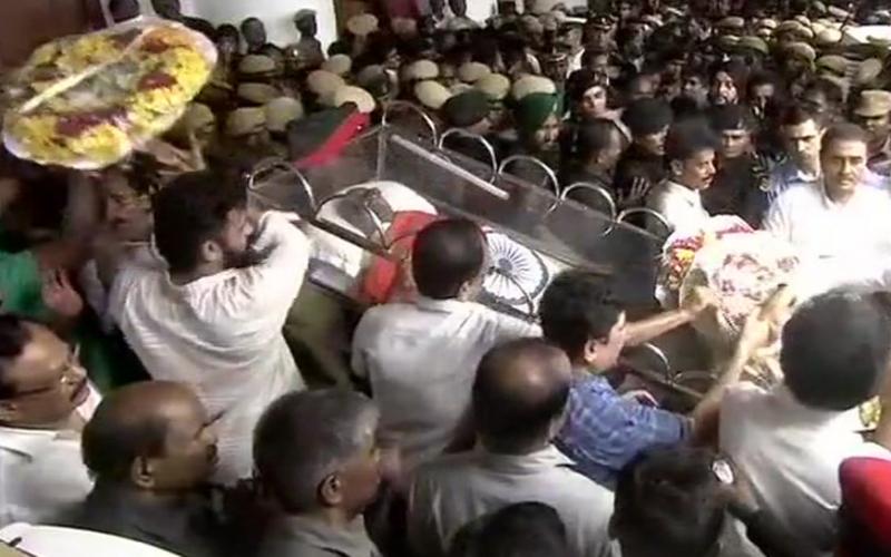 অশ্ৰুসিক্ত নয়নেৰে কৰুণানিধিক চিৰবিদায় জনসমুদ্ৰৰ
