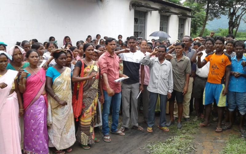 কলিয়াবৰত শ্ৰমিকৰ ন্যায্য মজুৰিৰ দাবীত উত্তাল প্ৰতিবাদ