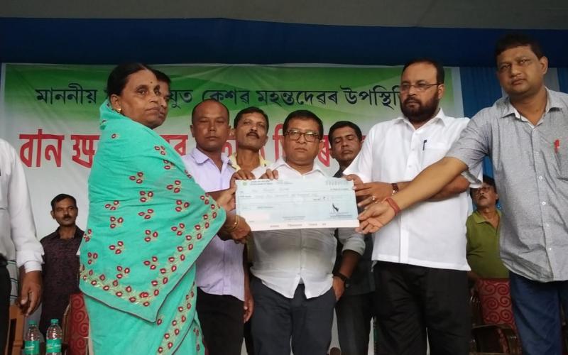 কলিয়াবৰত বান সাহায্য প্ৰদানঃ বঞ্চিত ৰাইজৰ ৰাষ্ট্ৰীয় ঘাইপথ অৱৰোধ