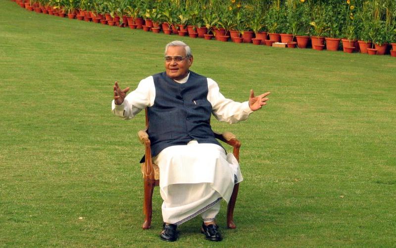 ৰাষ্ট্ৰ নায়কগৰাকীৰ স্মৃতিত শ্ৰদ্ধাঞ্জলি ডঃ নগেন শইকীয়াৰ