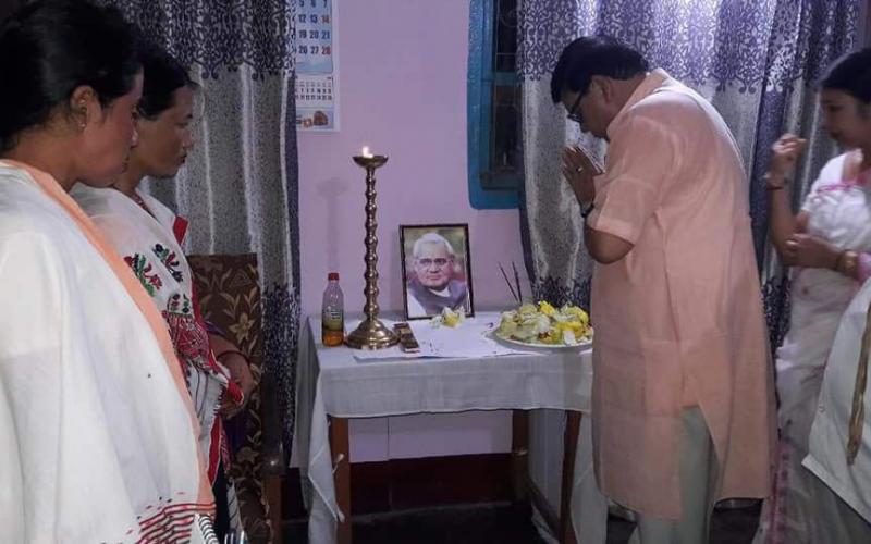 অটল বিহাৰী বাজপেয়ীৰ মৃত্যুত বিধায়ক উৎপল বৰাৰ শ্ৰদ্ধাঞ্জলি