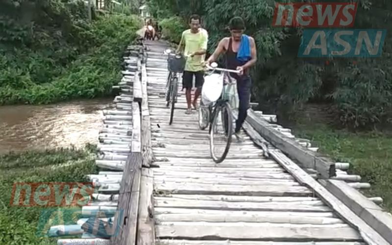 মন্ত্ৰী ৰিহণ দৈমাৰীৰ গৃহ সমষ্টিত বিধ্বস্ত কাঠৰ দলঙেৰে যাতায়াত