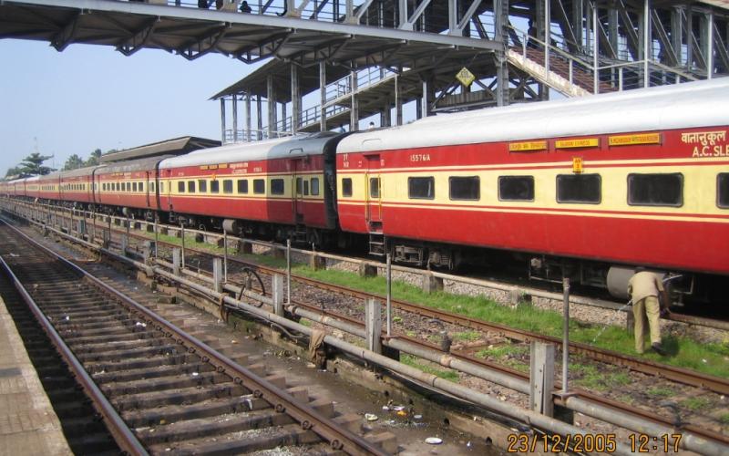 ৰে'লযাত্ৰী সাৱধান ! চলন্ত ৰে'লত ভয়ানক হাৰত বাঢ়িছে চুৰি-ডকাইতিৰ ঘটনা