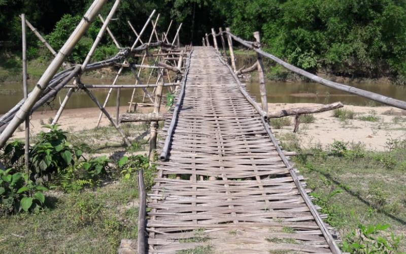 বইটামাৰীত জৰাজীৰ্ণ বাঁহৰ সাঁকোৰে যাতায়াত দুখন গাঁৱৰ বাসিন্দাৰ
