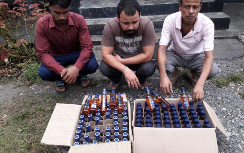 দৰঙৰ দুনীত ৫ কাৰ্টন বিলাতী সুৰাসহ তিনি সুৰা ব্যৱসায়ী আটক