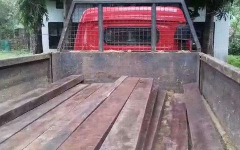 সোণাৰিত গাড়ীসহ চোৰাং কাঠ জব্দ