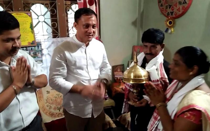 অসম চৰকাৰৰ বাৰ্তা লৈ স্বৰ্ণকন্যাৰ গৃহত জিলা উপায়ুক্ত-আৰক্ষী অধীক্ষক