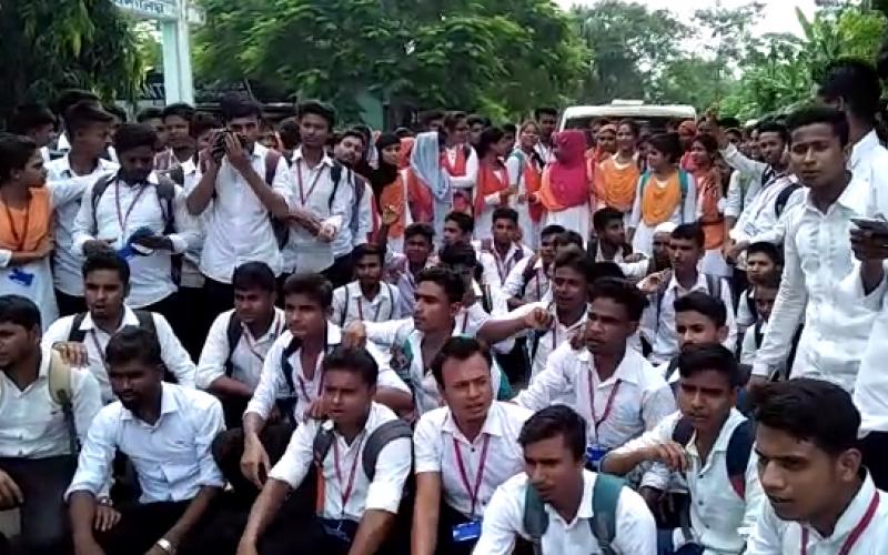 ড্ৰাগছ ব্যৱসায়ীক আৰক্ষীয়ে মুকলি কৰি দিয়াৰ প্ৰতিবাদত জুৰীয়া কলেজৰ ছাত্ৰৰ পথ অৱৰাধ