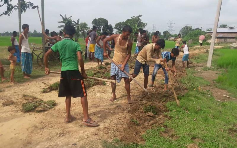 বঢ়মপুৰত ৰাইজ-যুৱ কংগ্ৰেছীয়ে মেৰামতি কৰিলে পথ