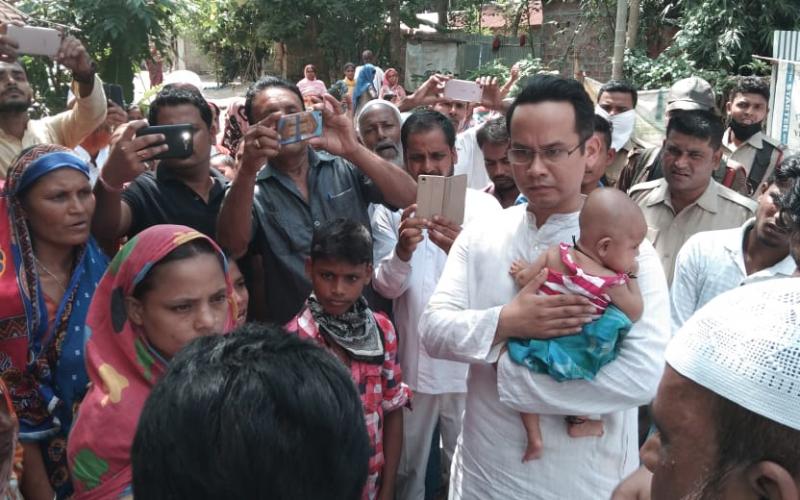 বিদুৎপৃষ্ট হৈ নিহতৰ পৰিয়াললৈ আগবঢ়ালে দৰমহাৰ ধন সাংসদ গৌৰৱ গগৈয়ে