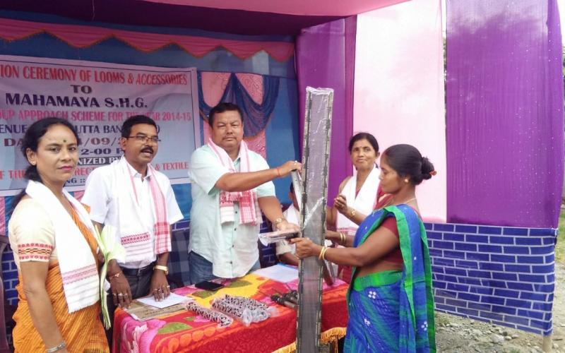 কলাইগাঁৱত বিধায়ক মহেশ্বৰ বড়োৰ তাঁতশাল বিতৰণ