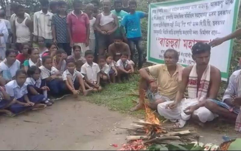 বৰলীয়া নদীৰ বুকুত পকী দলং বিচাৰি ৰাইজৰ মহা হোমযজ্ঞ