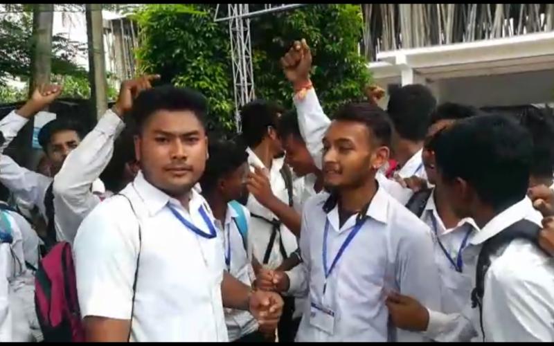 ননৈ মহাবিদ্যালয়ত ছাত্ৰ-ছাত্ৰীৰ প্ৰতিবাদ